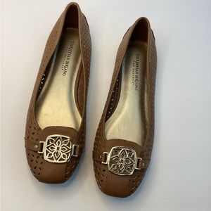 Christian Siriano size 9 Cognac Brown flats with gold buckle